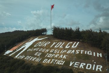 Dur Yolcu Anıtı, Filli Boya’nın geliştirdiği özel boya ile gece gündüz parlayacak