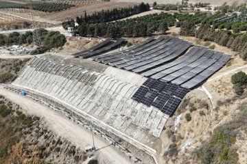 Yüzde 60 eğimli arazide ilk güneş enerjisi santrali Adana’da kuruldu