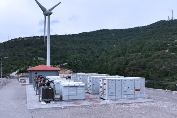 Polat Enerji, Ege RES Projesinde SolarToday ve iNOVAT İş Birliği ile Kurulan Türkiye’nin İlk Depolamalı Rüzgâr Enerji Santrali’nin Bakanlık Kabulü Ger