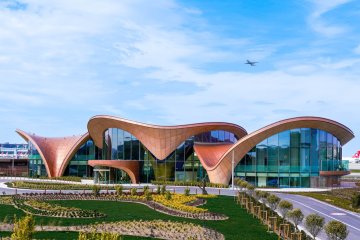 Aerodinamik çizgileri ve parametrik unsurlar içeren cephesiyle modern bir tasarıma sahip JETEX-İGA Genel Havacılık Terminali