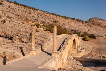 Yol ve su mühendisliği ile anıtsal mimarlığın unsurlarını bir arada barındıran Cendere Köprüsü