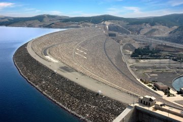 Atatürk Barajı Tasarımı, Hidrolik Kontrol Sistemleri, Zemin İyileştirme Teknikleri ve Şantiye Yönetimi Konularında Bir Dönüm Noktası Olmuştu