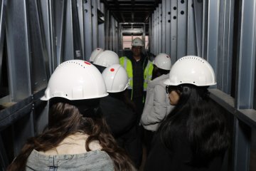 Mühendislik okuyan kız öğrenciler Consera’nın çelik yapı kentsel dönüşüm projesini ziyaret etti