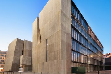 Kamusal alana entegre, enerji verimli, sürdürülebilir özelliklere ve insan merkezli çalışma alanlarına sahip bir genel merkez binası