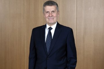 Topluluğun 100. yılında, Sabancı Holding Yönetim Kurulu Başkanlığı'nı bir profesyonel üstlendi