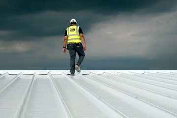 Eski çatılar bu bahar İzocam Tekiz yalıtımlı çatı panelleri ile yenileniyor