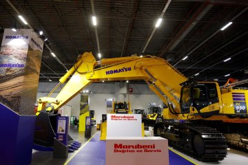 Komatsu, KOMATEK 2024’ün En Görkemli Ekskavatörü, PC950’yi Sergiledi