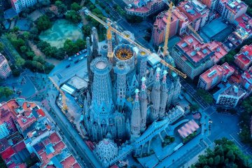 144 yıldır devam eden bir şantiye, Tanrı'ya adanmış bir yapı ve dahi bir mimarın dramatik vefatı... Gaudi ve Sagrada Familia