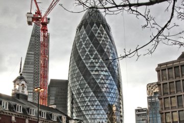 Çapraz kafes taşıyıcısı, eliptik formu, yüksek enerji verimliliği ve ekolojik özellikleriyle dikkat çeken Swiss Re Binası