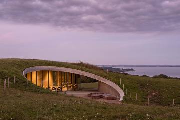Danimarka'da, Arazinin İçine “Nazikçe” Yerleştirilen bir Ziyaretçi Merkezi