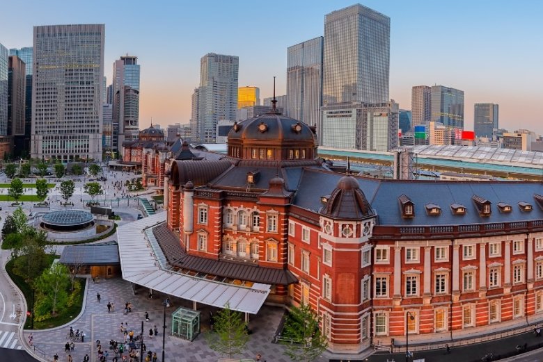 Tokyo İstasyonu Marunouchi binasının güçlendirmesi, ilk kez bu ölçekteki tarihi bir binada uygulanan temel izolasyon operasyonuydu