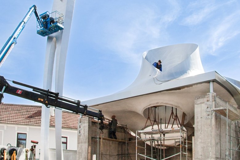 Çatısı tersanede imal edilen ve şantiyeye dört parça halinde getirilerek montajı yapılan "Martin Luther Kilisesi"