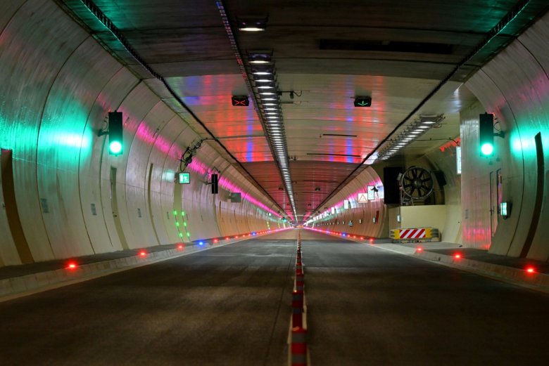 KARAVANKE TÜNELİ AÇILDI