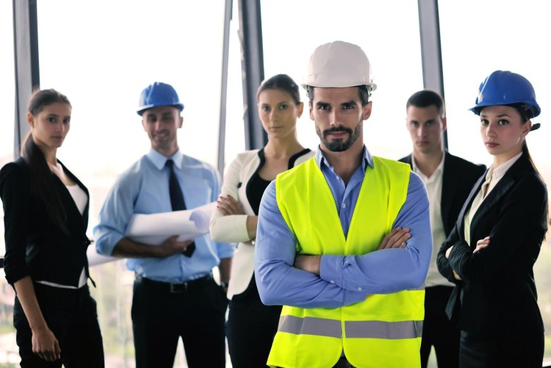 İş dünyası yaşlanan iş gücü, yetenek kıtlığı, diplomaların değer kaybı ve beyin göçü gibi nedenlerle bir yönetim boşluğu riskiyle karşı karşıya