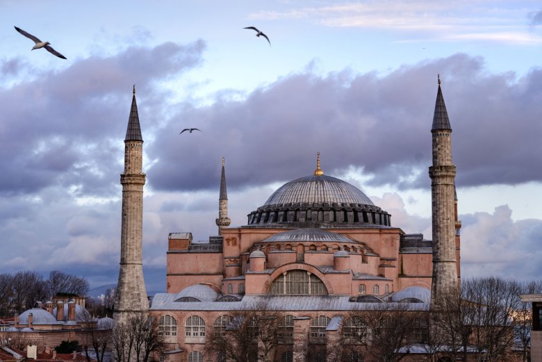 Bilgeliğin Anıtsal Yapısı: AYASOFYA