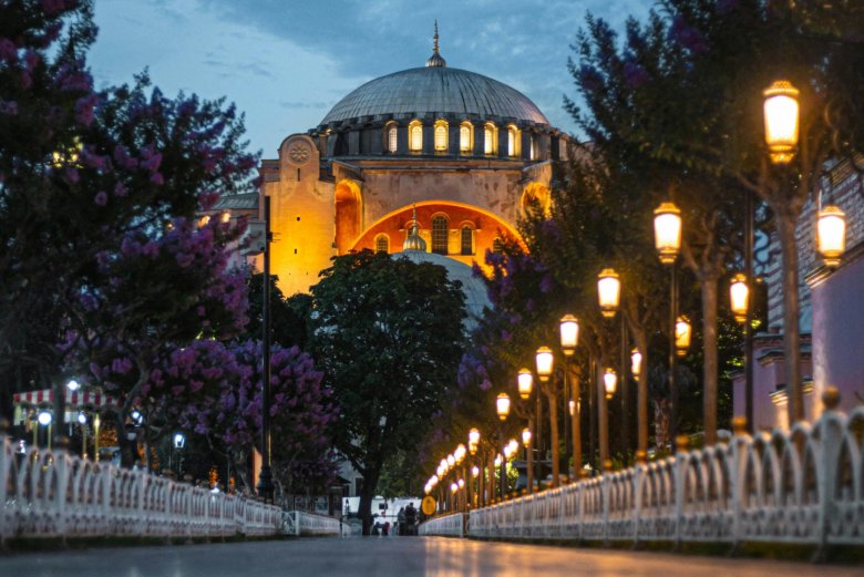 Taşıdığı mimari ve sembolik anlamlarla tarihin en dikkat çekici yapılarından Ayasofya'nın dünü ve bugünü