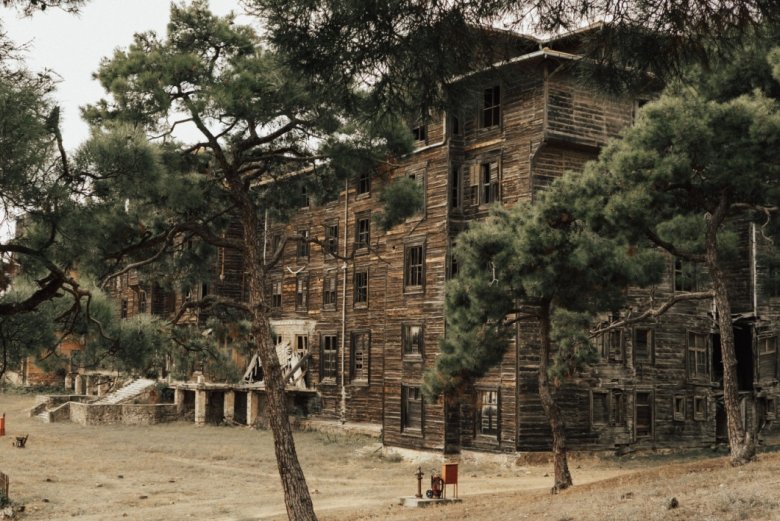 Avrupa’nın en büyük ahşap yapısı olarak kabul edilen Büyükada'daki Prinkipo Palas kapsamlı restorasyonla yeniden hayat bulacak